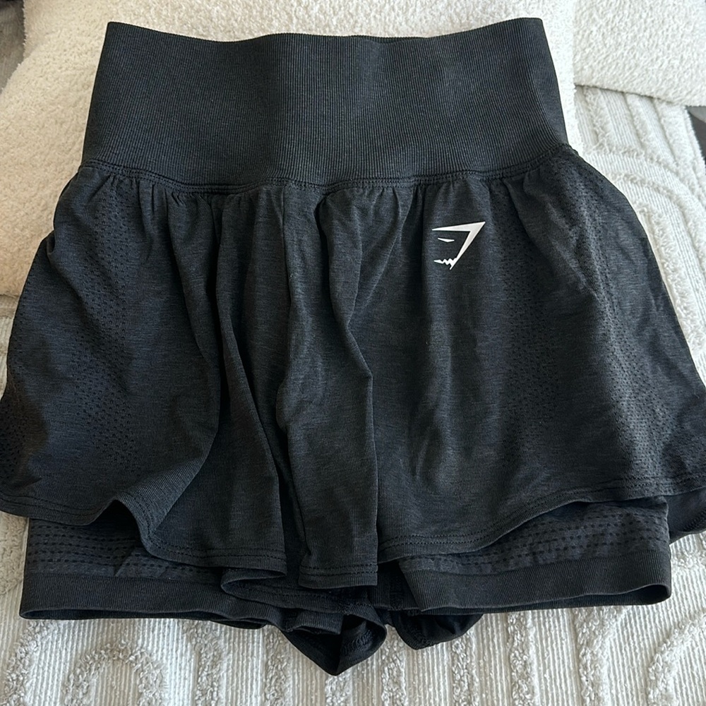 Gym Shark Vital Seemless short in black/grey Size Medium (fits like a small)